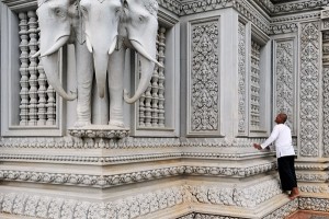The three elephant headed sculpture